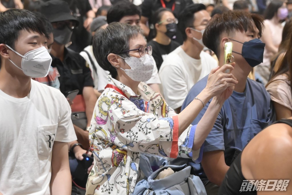 姜卓文的母親李琳琳坐在台下支持，又不斷拍片。